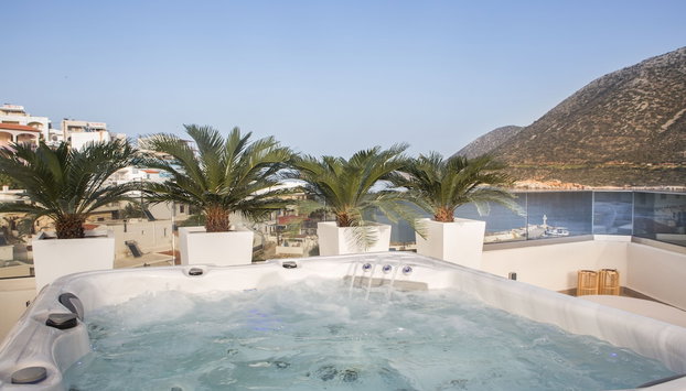 Villa Iris, beachfront, with jacuzzi, up to 9 guests, Mpali beach, Rethymno! - Foto 2, Imagen principal