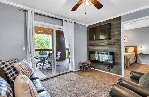 Cozy Lakeside Getaway - Outdoor Theater - Free Early Check-In- 4min to Silver Dollar City - Foto 19