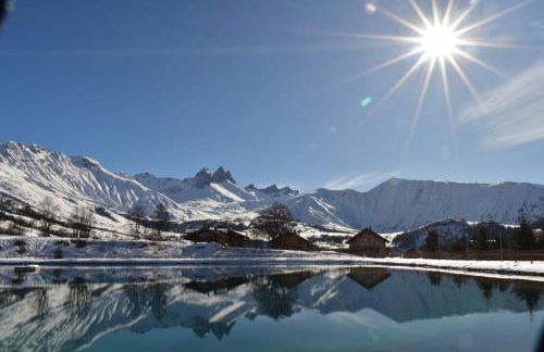 vue splendide montagnes centre village pieds des pistes et remontées Mécaniques - Foto 34