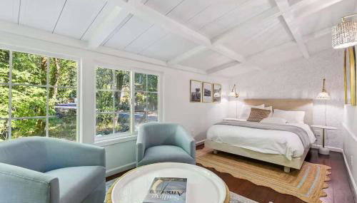 Modern Organic Home with Backyard Creek near State Park - Foto 4