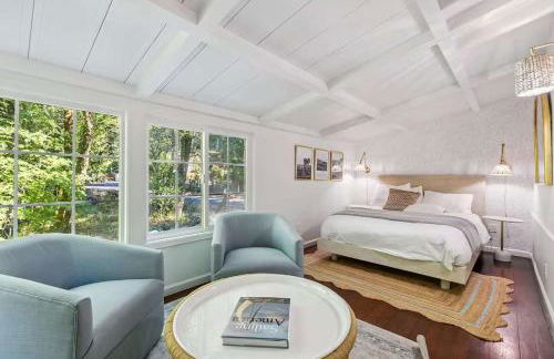 Modern Organic Home with Backyard Creek near State Park - Foto 4