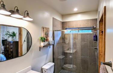 Relax & Recharge in Cozy Pinetop 2BR Retreat - Foto 10