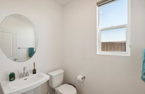 Spacious 3BR Home with Charming Backyard home - Foto 25