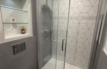 Deluxe 2BR Flat with Cinema, Gym, Parking & Games - Foto 8