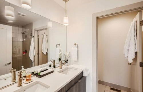 Upscale Townhome w/ Stunning Rooftop Views - Foto 11