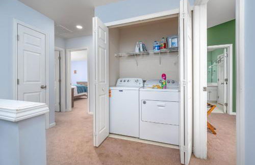 Modern 3-BR Townhome w Private Backyard Near RTP - Foto 51