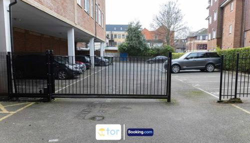 Large 2 Bedroom Apartment By The One Retreats Short Lets & Serviced Accommodation Horley Close To Gatwick Airport - Foto 4