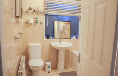 Beautiful 2 Bedroom house with big Garden & Parking fast wifi, and king size bed - Foto 22