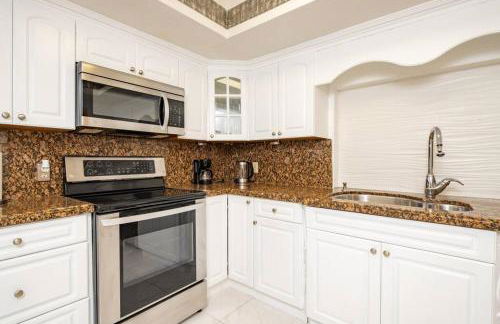 Waterfront 2-Story Villa with Heated Pool - Foto 25