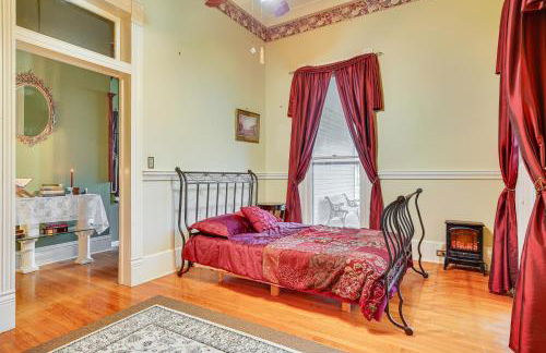 Historic Home with Fireplace and Porch Walkable Area! - Foto 17