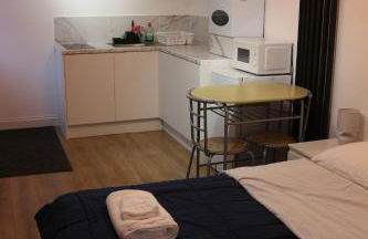 Self Contained, Double Bed Studio, private kitchen, private Bath, Walking distance to Harry Potter - Foto 44