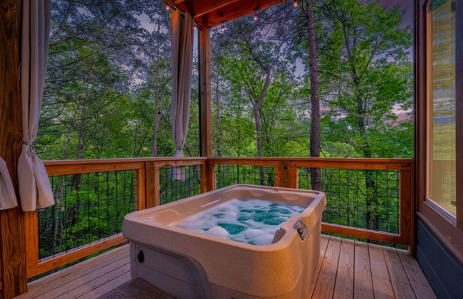 Romantic Cabin Retreat By Ghosal Luxury Lodging - Photo 13