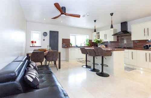 Modern 4 bedroom family home with driveway parking - Foto 10