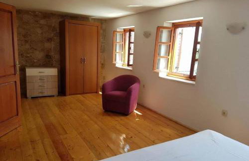 Green Marble Pool Cottage 3 BR in 2 adjoining stone buildings on a 2 acre private land - Foto 22