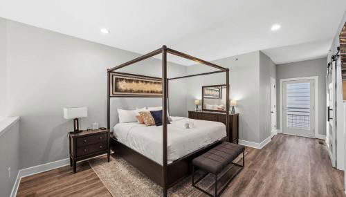 NEW Elegant Downtown Escape with Modern Comforts - Foto 2