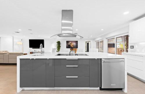 Luxe 4BR Waterfront w Htd Pool 5min to Beach - Foto 39