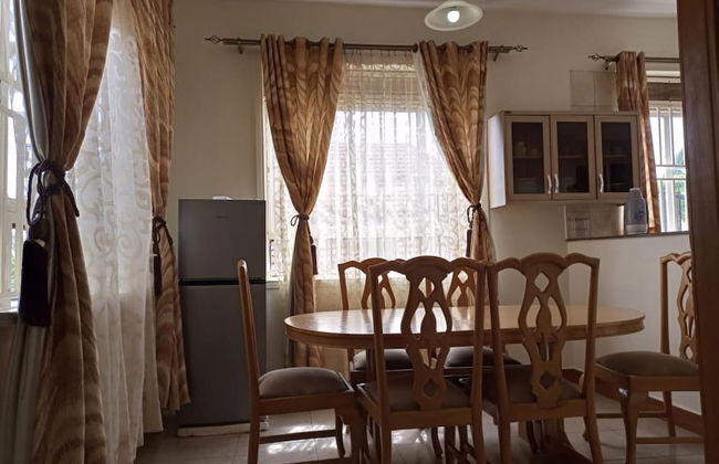 Captivating 3-bed Villa - Photo 14