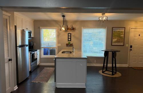 Full townhouse near Shem Creek & Downtown with Hot Tub - Photo 5