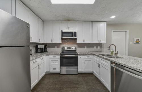 Pool Villa- Near Airport & Downtown, Fire Pit, Foosball - Foto 6