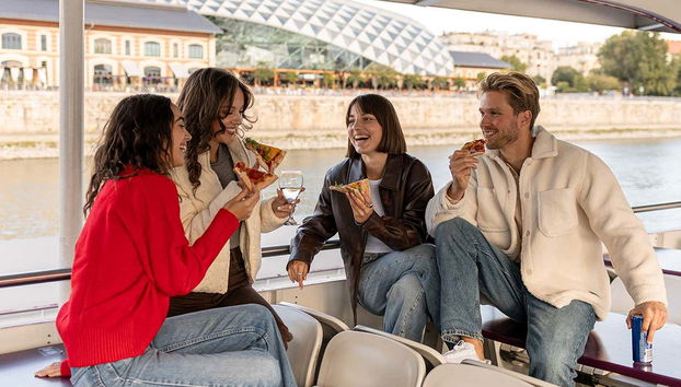 Amigos brindando en el barco