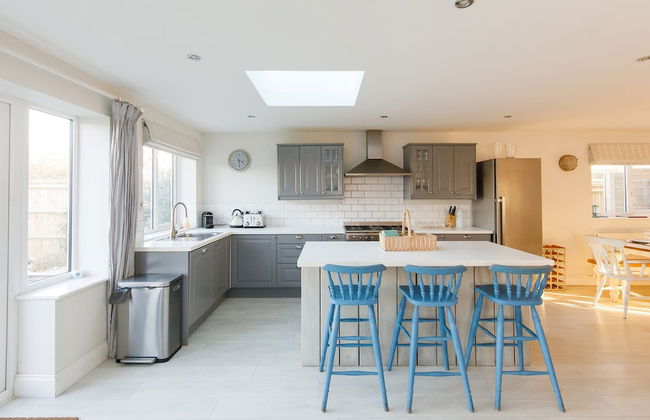 4BR Beach House Sleeps 10 - 5 Mins Walk to the Sea - Foto 63