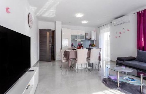 Stunning Apartment In Mladenici - Photo 4