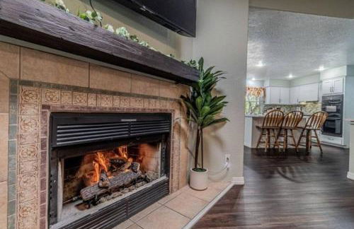 Spacious Family Home with Pool, Hot Tub, Fast Wifi - Foto 37