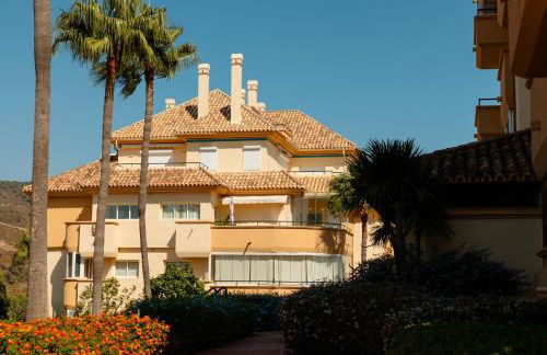 Luxurious frontline golf apartment in Elviria - Photo 50