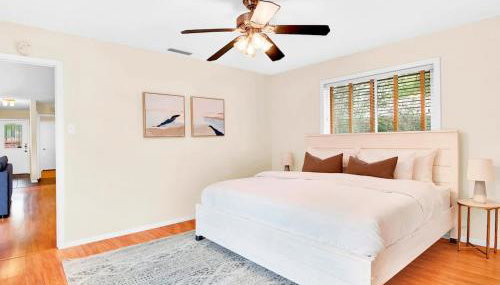 2BR 2BA Cozy Bungalow with Backyard in Montclaire - Zilker Area - Foto 2