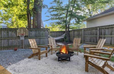 The Maple House - Huge Backyard & Mins to Broadway - Foto 8