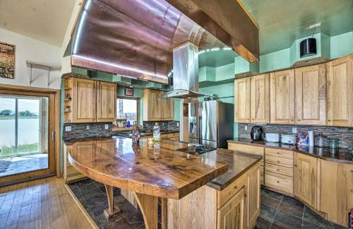 Lakefront Country Home with Waterslide and Trampoline! - Foto 11