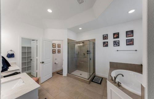 Luxury Oasis - Glam Decor, Putting Green, Arcade Fun & EV Station - Foto 16