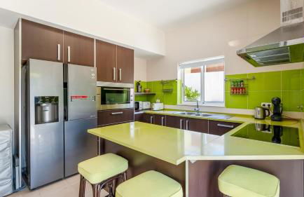 Bright 3BDR House with Pool by Lovelystay - Foto 13