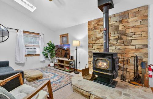 River Access Cabin with Hot Tub, Fire Pit, & WiFi! - Foto 28