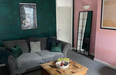 The Hive 2-Bed Apartment with Kitchen and Private Bathroom in Lively Monton Village - Sleeps 4 - Free WiFi - Parking Nearby - Foto 2