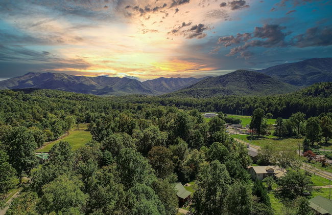 Sweet - 2 Bedrooms, 2 Baths, Sleeps 6 Cabin by RedAwning - Foto 11