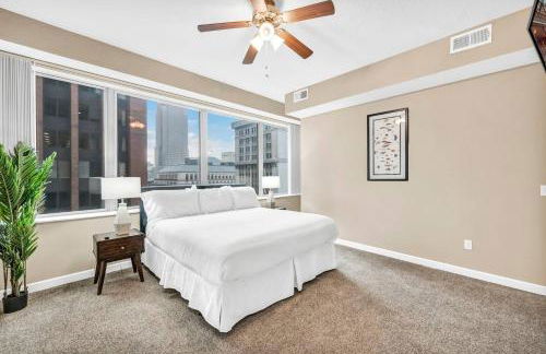 Luxury High-Rise w/ City View | Paid Parking | Gym - Photo 24