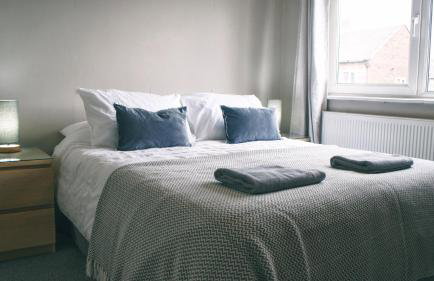 Free Parking, Ideal for long term contractor, etc stays, Fast WIFI, 3 miles 7 mins drive to Nissan, 15 mins to Sunderland Newcastle, Regular Housekeeping Options - Dwellcome Home Ltd 3 DOUBLE Bedroom House Boldon - see our site for assurance - Foto 14