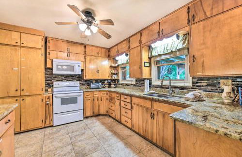 Campbell Retreat in Maggie Valley with Deck! - Foto 11