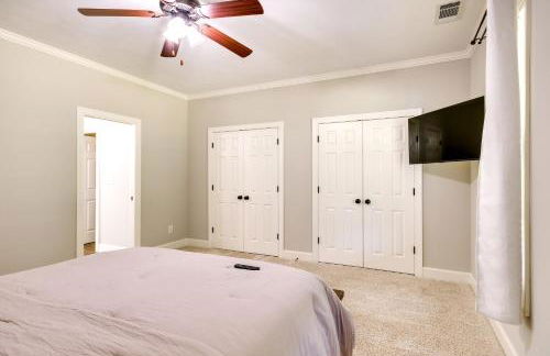 Stylish Hephzibah Home with Fire Pit and Theater Room! - Foto 22