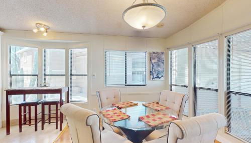 Pools and Pickleball! Dog-Friendly Home in Surprise - Foto 5