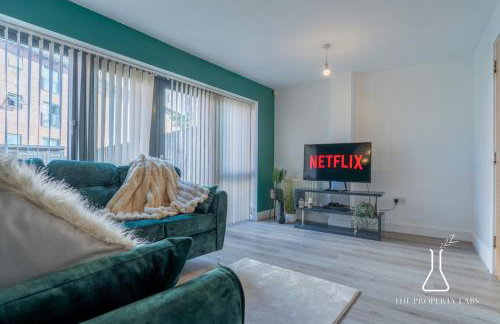 Luxury Birmingham City Centre Townhouse with BALCONY- Sleeps 10 - FREE Parking - Perfect for Contractors, Business Travellers, Families and other Groups - Near Bullring, Newstreet, Selfridges, NEC, NIA & Birmingham airport - Photo 5