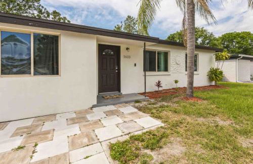 South Tampa 3BR with Backyard that Sleeps 10 - Foto 27