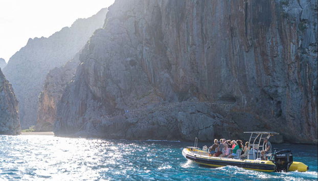 En lancha junto a los acantilados