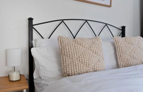 2BR Waterside View Free Parking Fast WiFi Terrace Balcony TV BBQ Garden Access - Foto 16