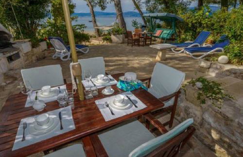 Deluxe Villa Sirena on the beach with Pool - Photo 14