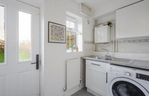 Luxurious 3 Bed House with Free Parking, Sky TV, Movies & Netflix - Foto 50