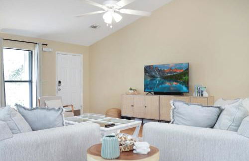Woofs and Waves by Pristine Properties Vacation Rentals - Foto 74