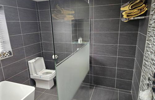 Modern Large 4-Bed Property sleeps 10 in Abergele - Photo 41