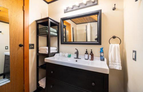 Riverfront getaway with sauna near mountains and hiking - Foto 37